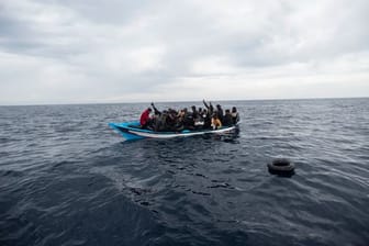 Sie haben Glück gehabt: Ein Holzboot mit 28 Flüchtlingen aus Afrika und dem Maghreb wird von der Nichtregierungsorganisation Open Arms vor der libyschen Küste im Mittelmeer gerettet.