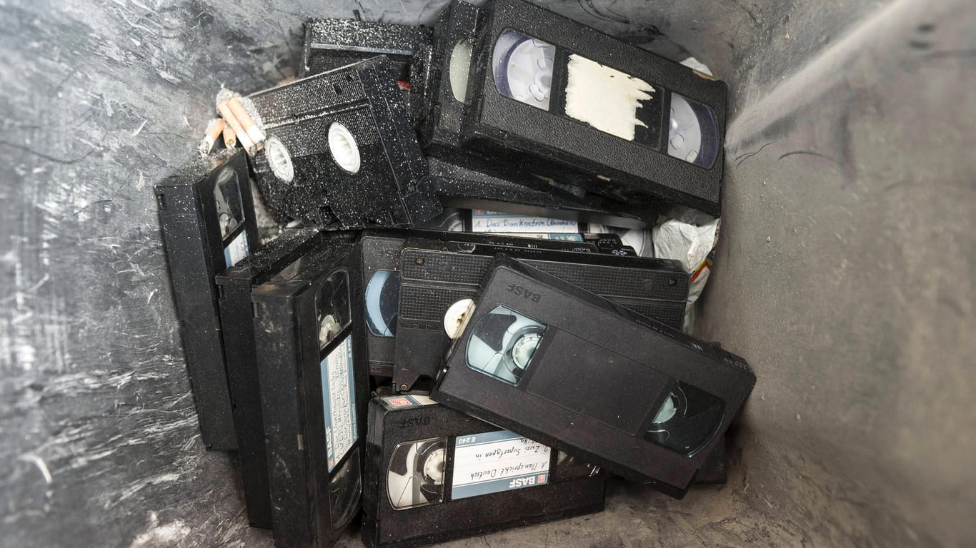 Entsorgung: Alte VHS-Videokassetten dürfen in die schwarze Tonne – vorausgesetzt, es sind nicht zu viele.