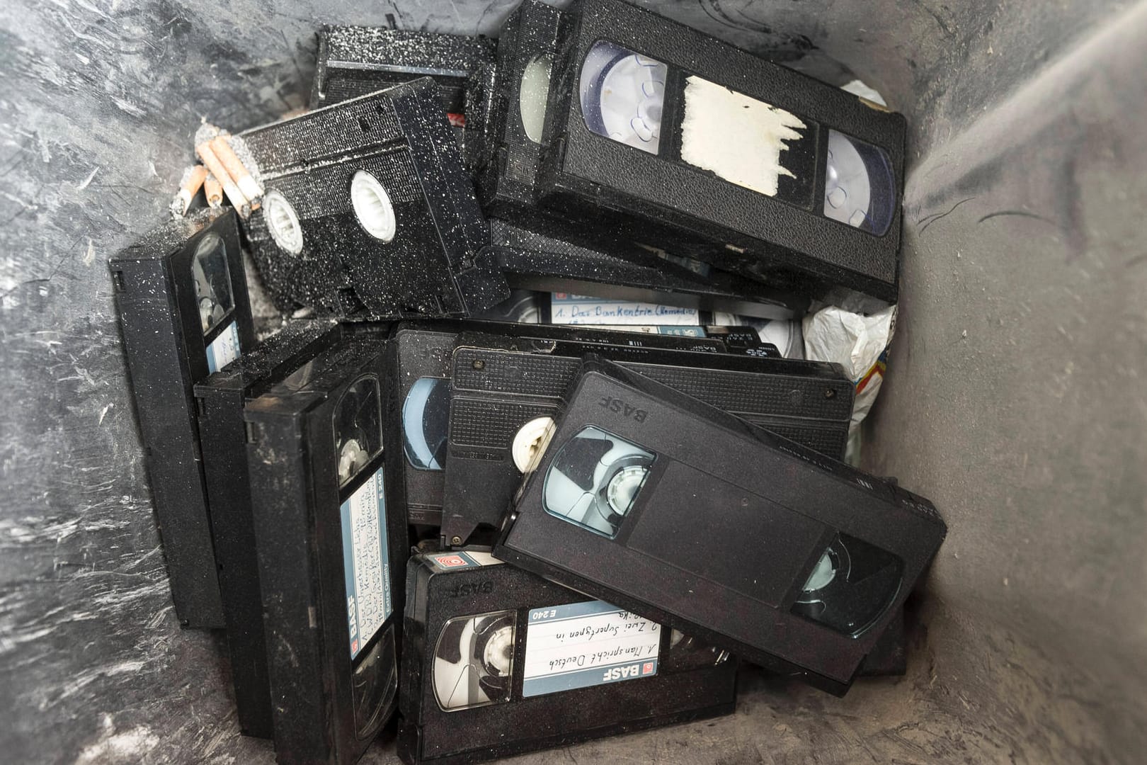 Entsorgung: Alte VHS-Videokassetten dürfen in die schwarze Tonne – vorausgesetzt, es sind nicht zu viele.