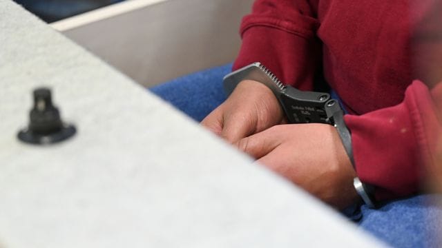Der 31-jähriger Angeklagter sitzt in Handschellen im Gerichtssaal.
