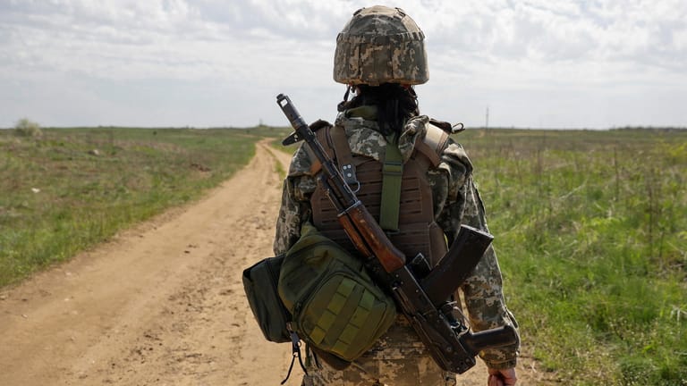 Eine ukrainische Soldatin an der Frontlinie im Donbass: Die russische Armee hat dort vor wenigen Tagen eine Offensive begonnen.
