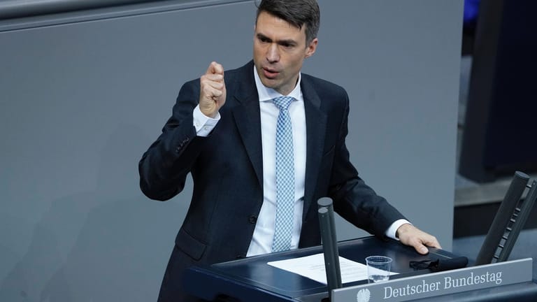 Stefan Müller, Parlamentarischer Geschäftsführer der CSU im Bundestag, will mit dem Aussetzen der Rundfunkgebühren eine Entlastung von den steigenden Preisen schaffen.