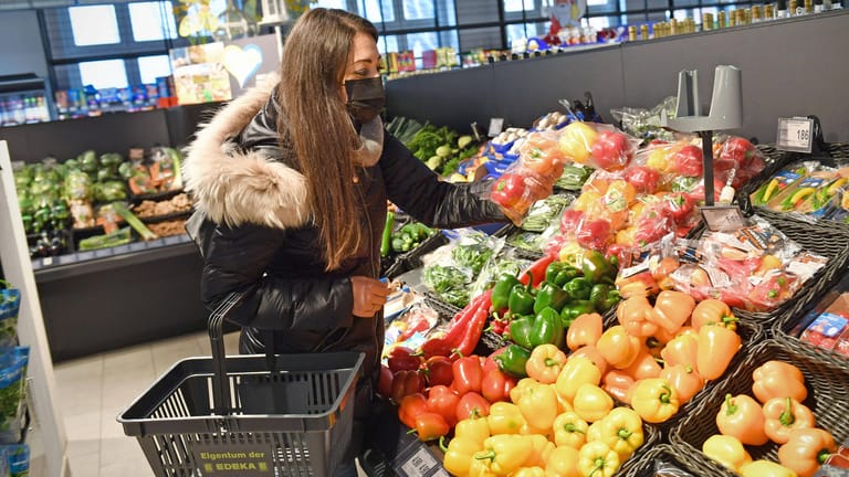 Junge Frau beim Einkaufen (Symbolbild): Die Preise für Lebensmittel steigen seit Wochen an.