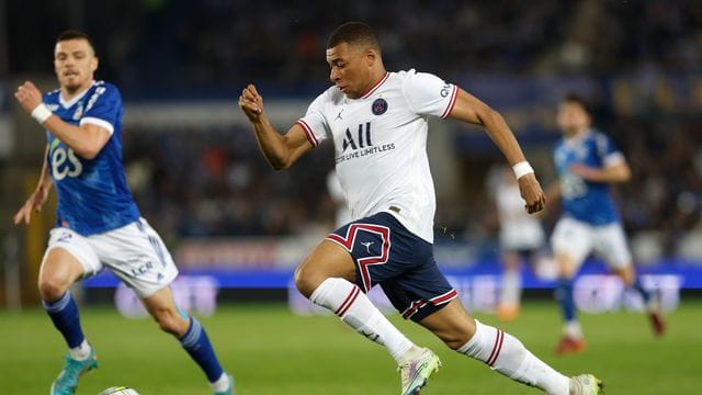 Paris Saint-Germain kam trotz zweier Tore von Kylian Mbappé (r) nicht über ein 3:3 bei Racing Straßburg hinaus.