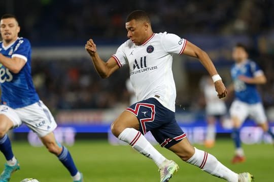 Paris Saint-Germain kam trotz zweier Tore von Kylian Mbappé (r) nicht über ein 3:3 bei Racing Straßburg hinaus.