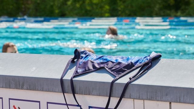 Oben rum frei dürfen sich im Schwimmbad bisher meist nur Männer zeigen.