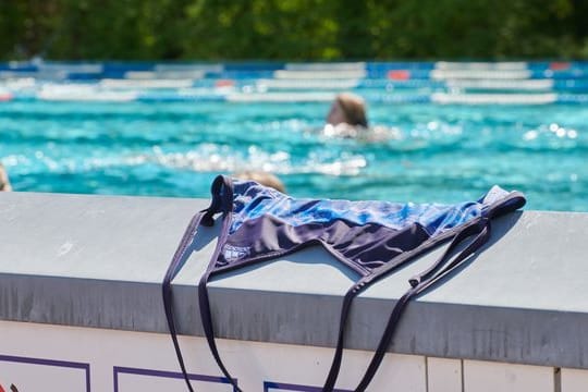 Oben rum frei dürfen sich im Schwimmbad bisher meist nur Männer zeigen.