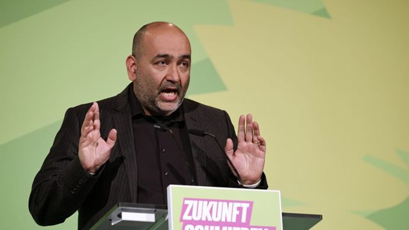 Omid Nouripour, Bundesvorsitzender von Bündnis 90/Die Grünen, spricht beim kleinen Parteitag der Grünen.