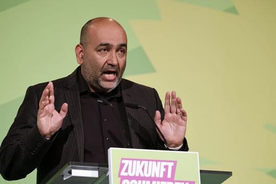 Omid Nouripour, Bundesvorsitzender von Bündnis 90/Die Grünen, spricht beim kleinen Parteitag der Grünen.