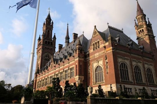 Die Flagge der Vereinten Nationen weht im Wind vor dem Internationalen Gerichtshof in Den Haag.