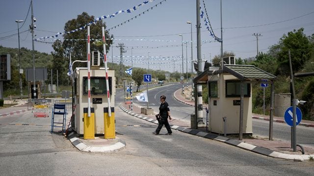 Das israelische Militär sucht nach eigenen Angaben nach zwei palästinensischen Angreifern, die einen Wachmann am Eingang einer jüdischen Siedlung im besetzten Westjordanland erschossen haben.