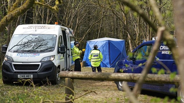 Die Polizei auf dem Parkplatz des Gisburn Forest in Slaidburn, Lancashire, wo am Freitagabend eine Leiche gefunden wurde. Die Polizei auf dem Parkplatz des Gisburn Forest in Slaidburn, Lancashire, wo am Freitagabend eine Leiche gefunden wurde.