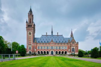 Der Friedenspalast in Den Haag (Archiv): Hier sitzt der Internationale Gerichtshof, der Streitigkeiten zwischen Staaten schlichten soll.