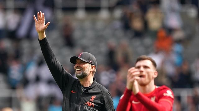 Jürgen Klopp (l), Trainer des FC Liverpool, bedankt sich nach dem gewonnenen Spiel gegen Newcastle United bei den Fans.