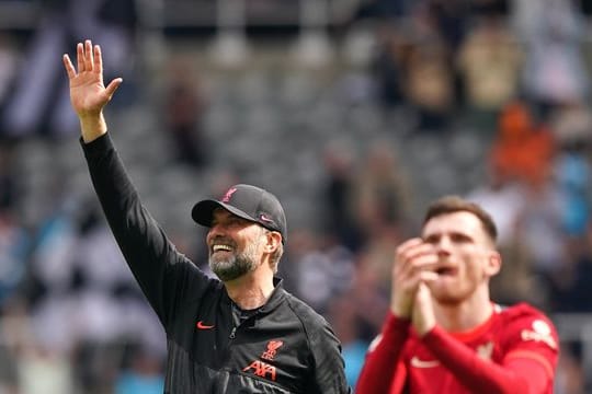 Jürgen Klopp (l), Trainer des FC Liverpool, bedankt sich nach dem gewonnenen Spiel gegen Newcastle United bei den Fans.