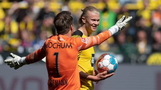 BVB-Star Erling Haaland (r) stellte einen Bundesliga-Rekord auf.