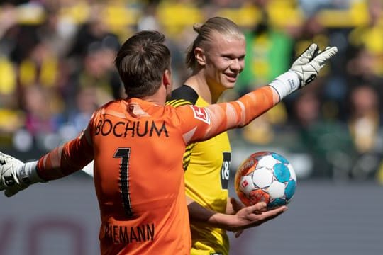 BVB-Star Erling Haaland (r) stellte einen Bundesliga-Rekord auf.