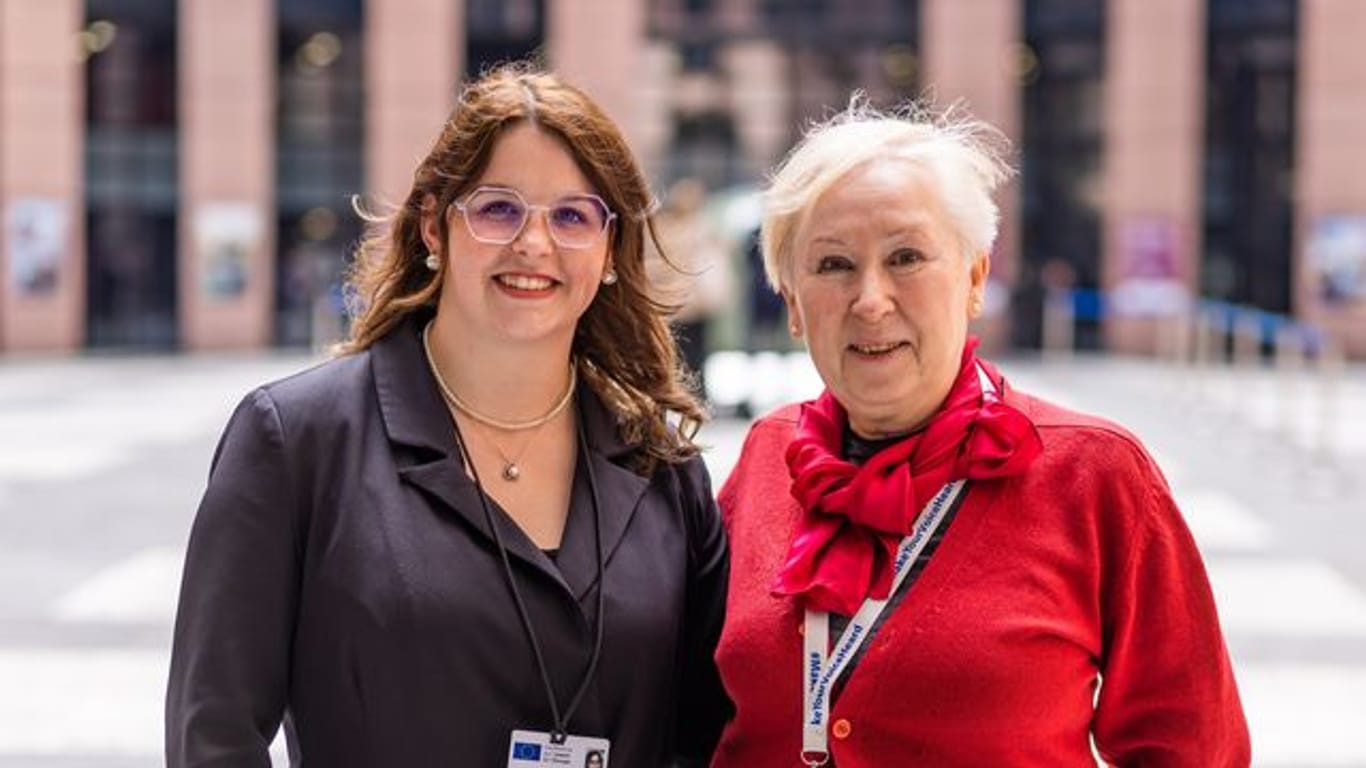 Antonia Kieper aus Köln (l) und Wiktoria Tyszka-Ulezalka aus Posen (r) stehen in einem Gebäude des Europäischen Parlaments.