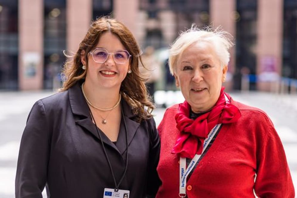 Antonia Kieper aus Köln (l) und Wiktoria Tyszka-Ulezalka aus Posen (r) stehen in einem Gebäude des Europäischen Parlaments.