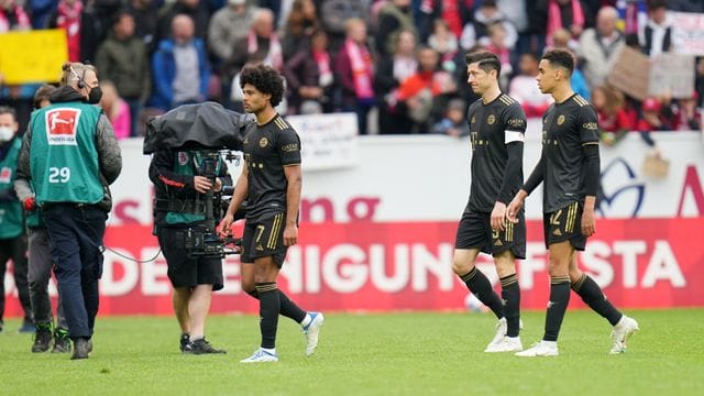 Münchens (l-r) Serge Gnabry, Robert Lewandowski und Jamal Musiala gehen nach der Niederlage vom Platz.