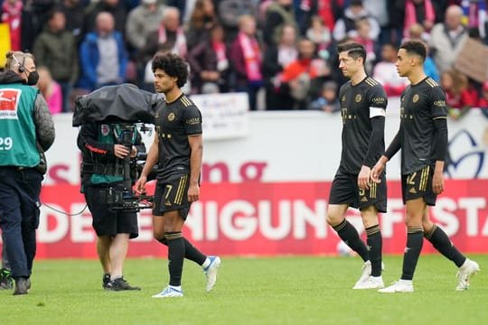 Münchens (l-r) Serge Gnabry, Robert Lewandowski und Jamal Musiala gehen nach der Niederlage vom Platz.