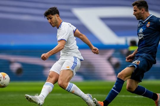 Marco Asensio (l) von Real Madrid trifft gegen Espanyol Barcelona zum 3:0.