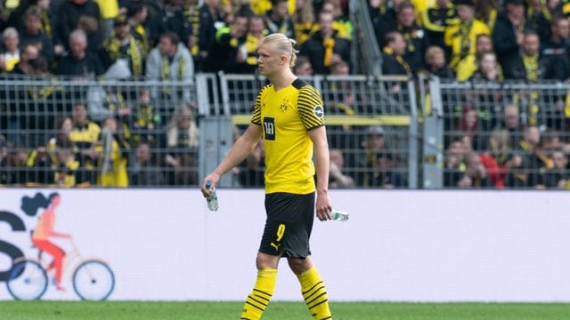 Dortmunds Erling Haaland verlässt nach dem Spiel gegen den VfL Bochum den Platz. Dortmunds Erling Haaland verlässt nach dem Spiel gegen den VfL Bochum den Platz.