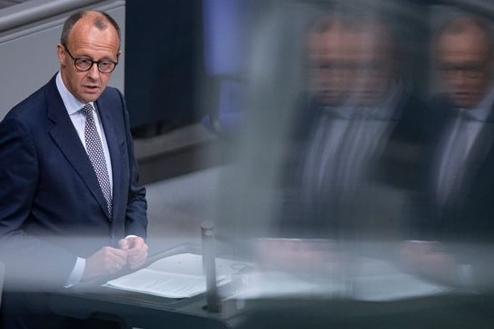 Friedrich Merz spricht im Bundestag zur Lieferung schwerer Waffen in die Ukraine.