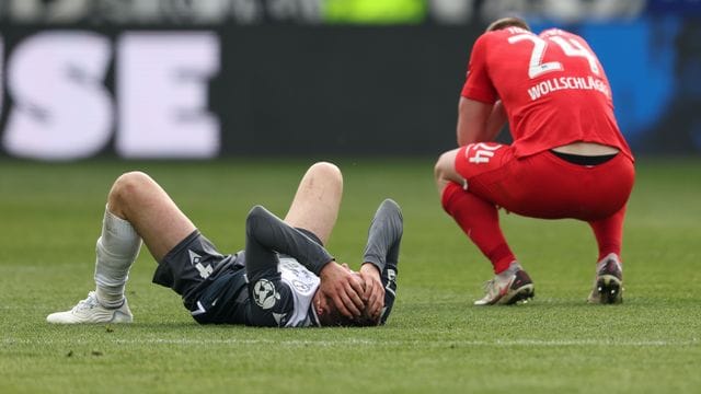 Zwischen Arminia Bielefeld und Hertha BSC gab es keinen Sieger: Der Bielefelder Joakim Nilsson (l) und Luca Wollschläger nach Schlusspfiff. Zwischen Arminia Bielefeld und Hertha BSC gab es keinen Sieger: Der Bielefelder Joakim Nilsson (l) und Luca Wollschläger nach Schlusspfiff.