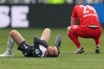 Zwischen Arminia Bielefeld und Hertha BSC gab es keinen Sieger: Der Bielefelder Joakim Nilsson (l) und Luca Wollschläger nach Schlusspfiff.