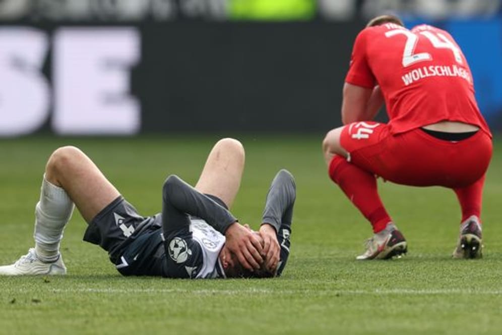 Zwischen Arminia Bielefeld und Hertha BSC gab es keinen Sieger: Der Bielefelder Joakim Nilsson (l) und Luca Wollschläger nach Schlusspfiff.
