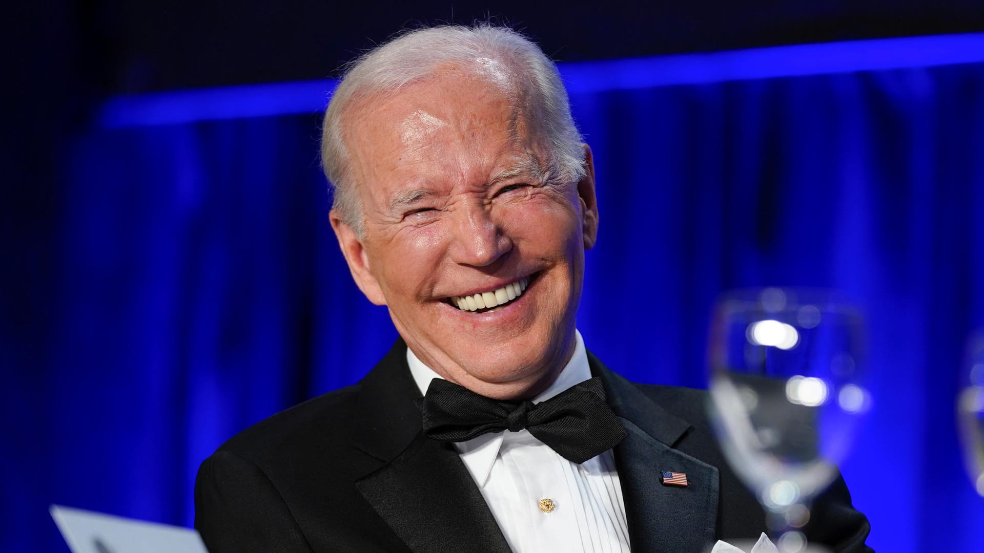 Joe Biden: Beim Galadinner der US-Hauptstadtpresse scherzte er über Amtsvorgänger Donald Trump.