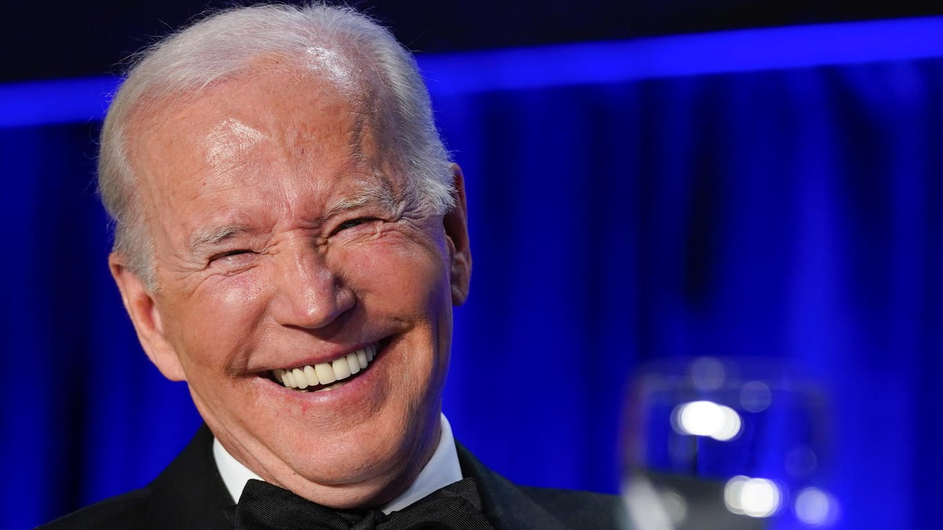 Joe Biden: Beim Galadinner der US-Hauptstadtpresse scherzte er über Amtsvorgänger Donald Trump.