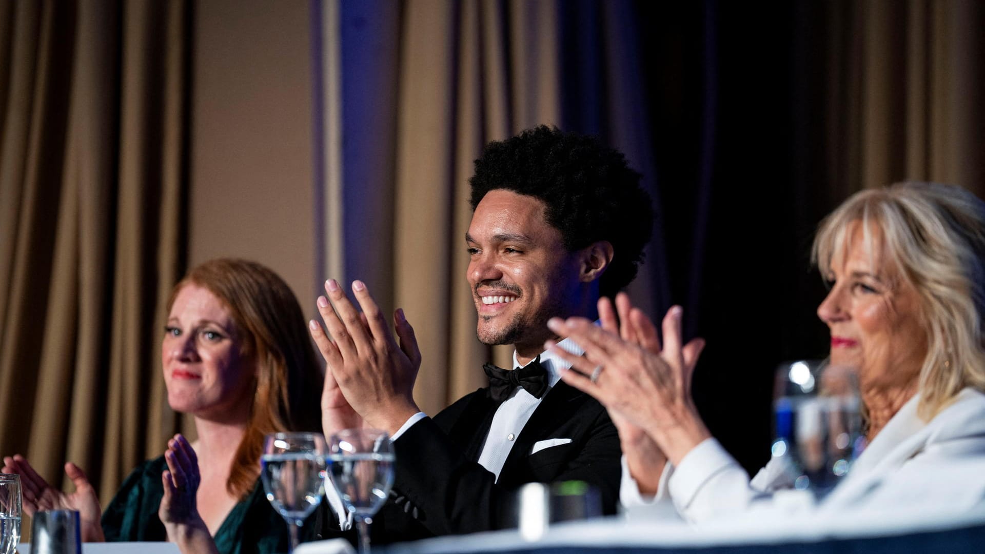 Trevor Noah und die First Lady Jill Biden (r.): Auch der Comedian hielt bei dem Dinner eine Rede.