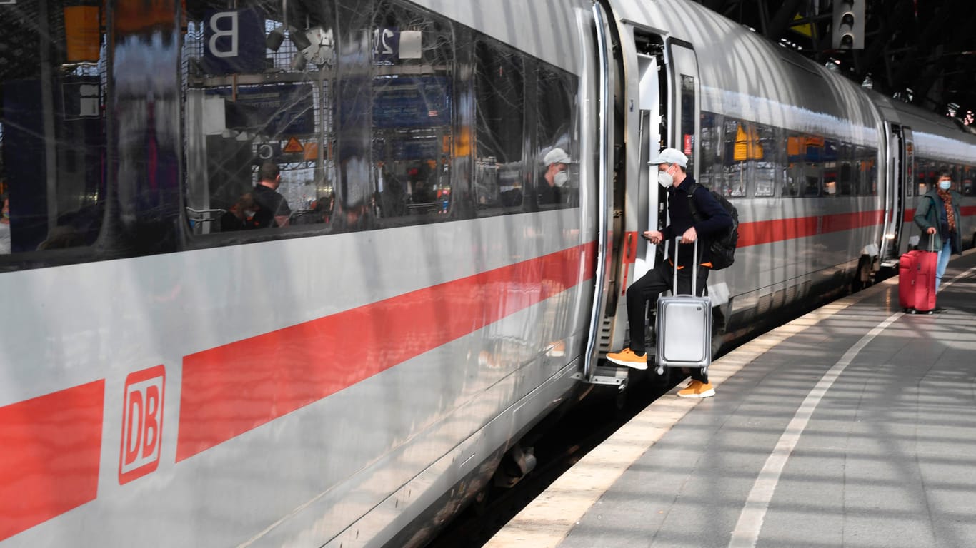 Fernzug im Kölner Hauptbahnhof (Symbolbild): Mindestens drei ICE sollen ab 2025 für die Bundeswehr fahren.