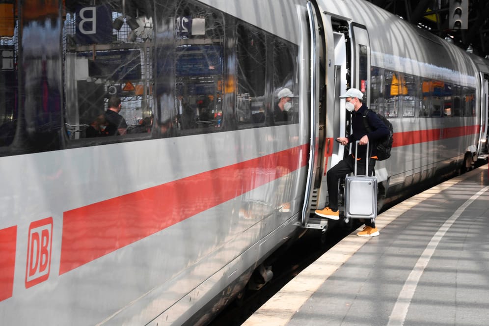 Fernzug im Kölner Hauptbahnhof (Symbolbild): Mindestens drei ICE sollen ab 2025 für die Bundeswehr fahren.