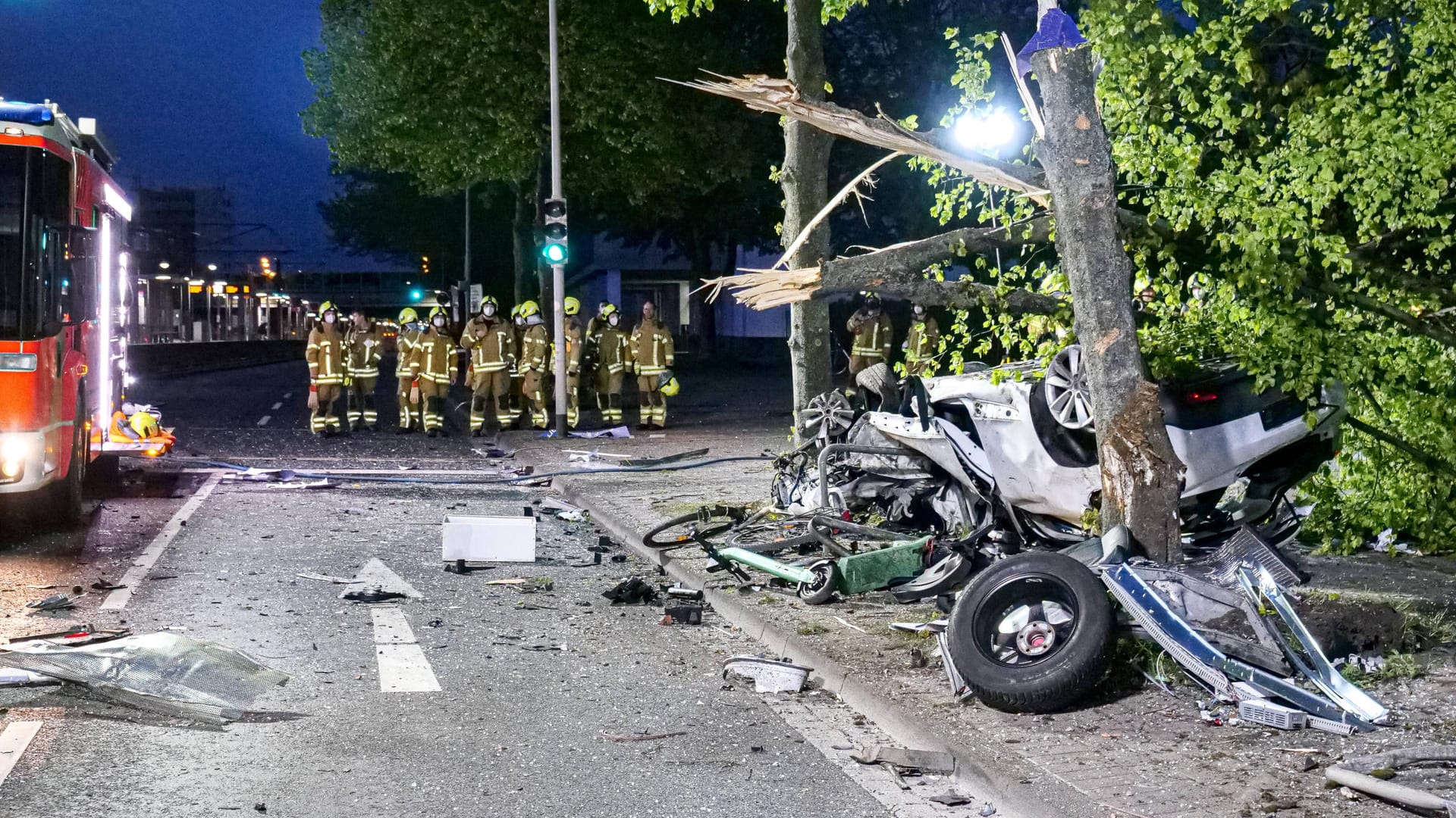 Der zerstörte Pkw und Feuerwehrleute nach der Verfolgungsjagd: Fünf Personen wurden schwer verletzt. Der zerstörte Pkw und Feuerwehrleute nach der Verfolgungsjagd: Fünf Personen wurden schwer verletzt.