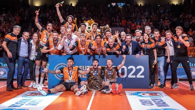 Die Berlin Volleys feiern ihren Meistertitel.