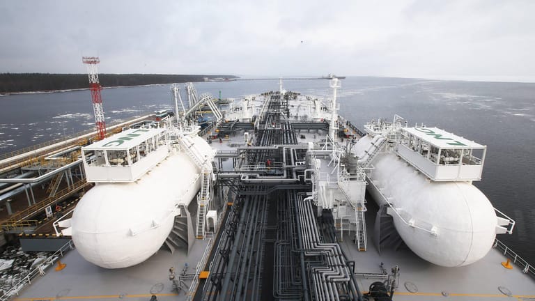 Russischer Öltanker (Archivbild): Öl wird über Pipelines an Land sowie auf Schiffen über das Meer geliefert.