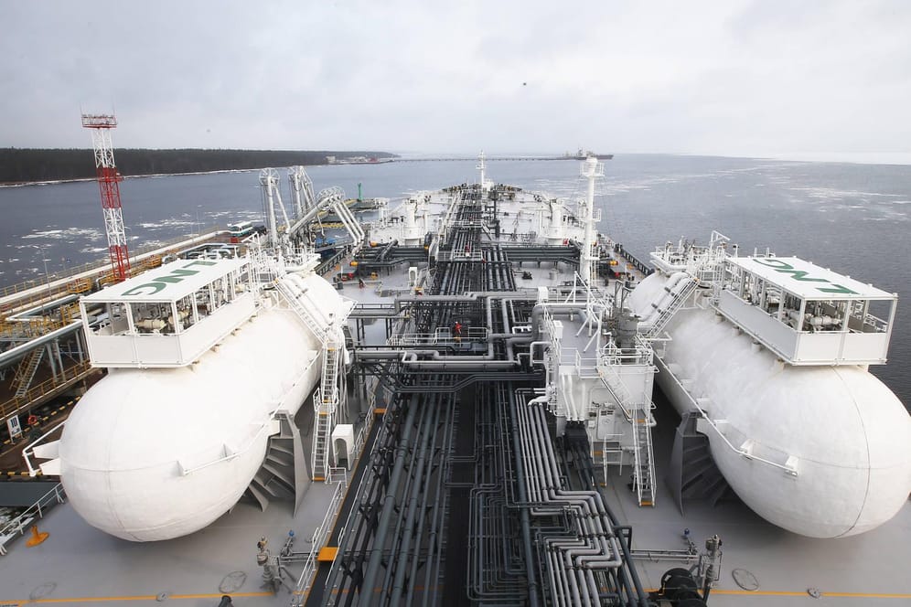 Russischer Öltanker (Archivbild): Öl wird über Pipelines an Land sowie auf Schiffen über das Meer geliefert.