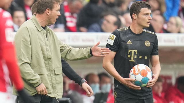 Trainer Julian Nagelsmann (l) gibt während des Spiels in Mainz Benjamin Pavard Anweisungen. Trainer Julian Nagelsmann (l) gibt während des Spiels in Mainz Benjamin Pavard Anweisungen.