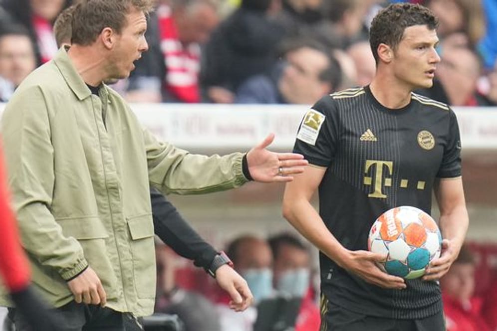 Trainer Julian Nagelsmann (l) gibt während des Spiels in Mainz Benjamin Pavard Anweisungen.