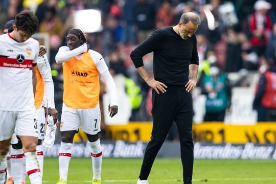 VfB-Trainer Pellegrino Matarazzo (r) und seine Spieler lassen nach dem 1:1 gegen Wolfsburg die Köpfe hängen.