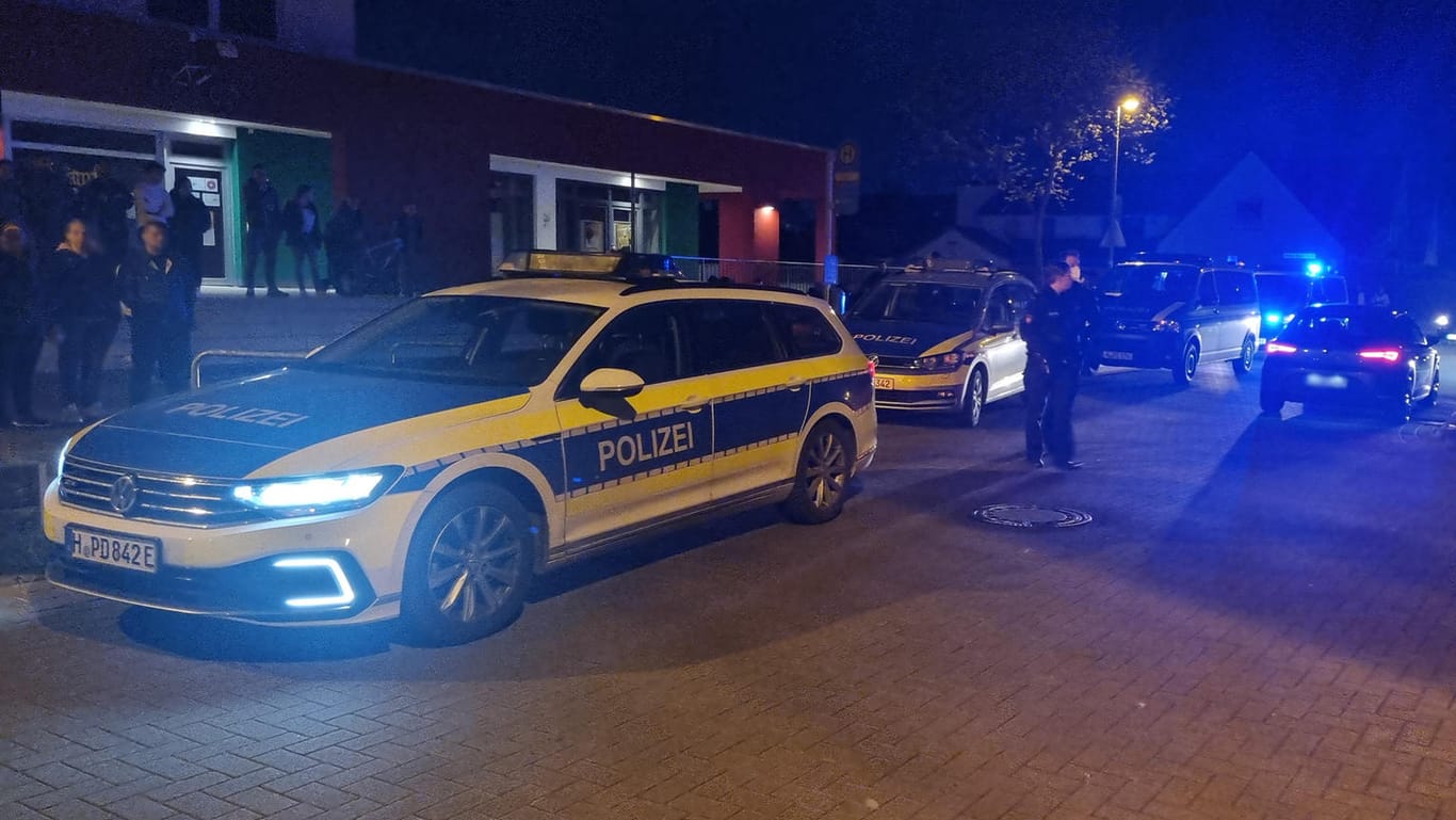 Nienburg in Niedersachsen: Bei einer Schlägerei mit Dutzenden Beteiligten sind mehrere Menschen verletzt worden.
