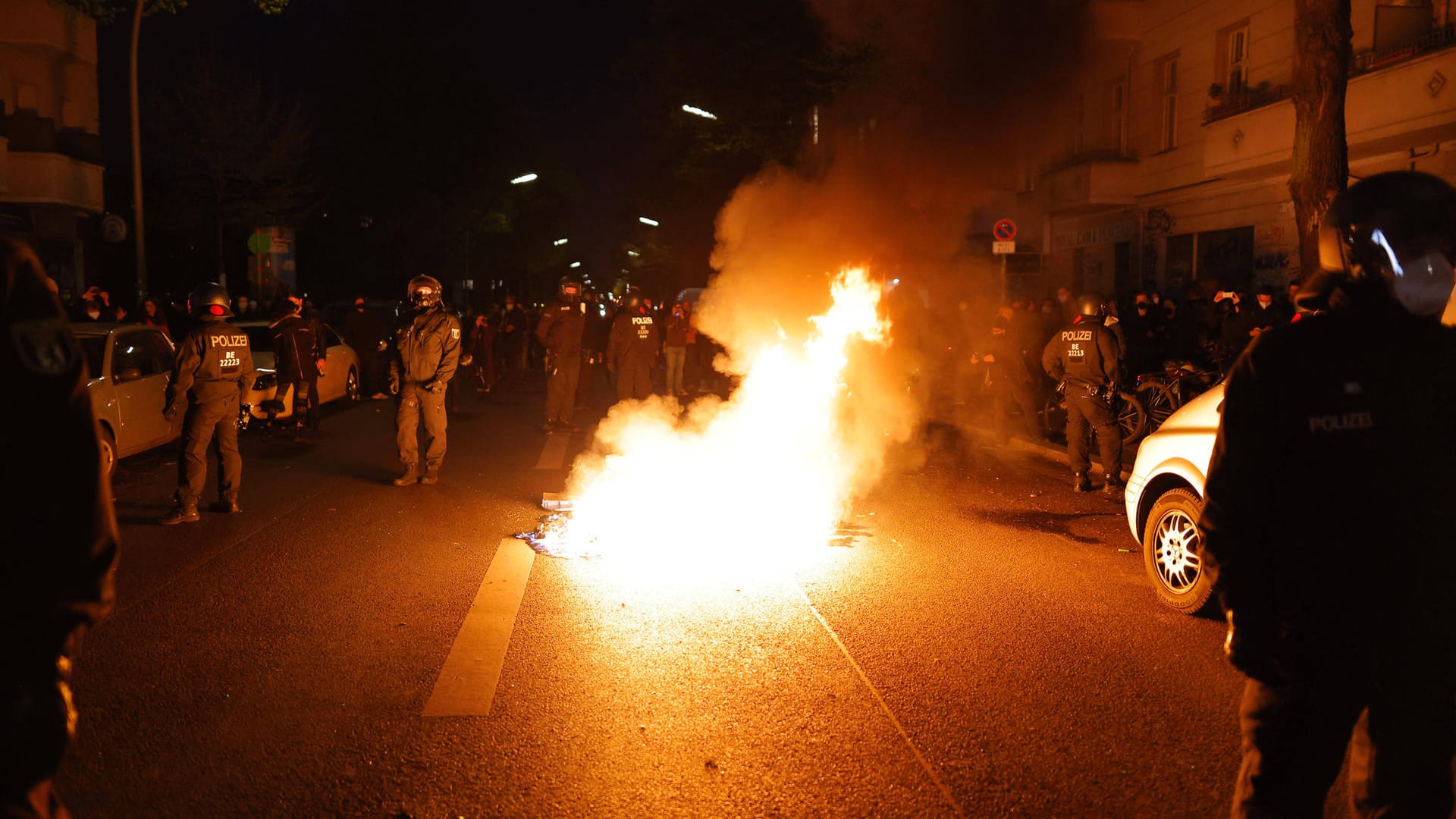 Polizisten und ein Straßenbrand bei der Revolutionären 1.-Mai-Demonstration 2021 (Archivbild): Bereits am Vortag des 1. Mai hatte es zahlreiche Demonstrationen in Berlin gegeben.