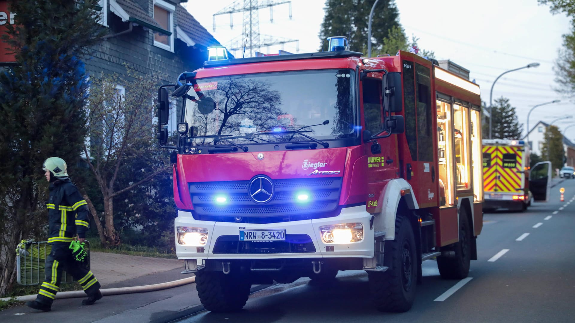 Ein Löschzug der Feuerwehr im Einsatz (Archivbild): Insgesamt entstand ein Schaden von 20.000 Euro. Ein Löschzug der Feuerwehr im Einsatz (Archivbild): Insgesamt entstand ein Schaden von 20.000 Euro.