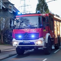 Ein Löschzug der Feuerwehr im Einsatz (Archivbild): Insgesamt entstand ein Schaden von 20.000 Euro.