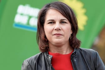 Annalena Baerbock in Ahrensburg: Die Außenministerin spricht auf einer Wahlkampfveranstaltung ihrer Partei in Schleswig-Holstein.