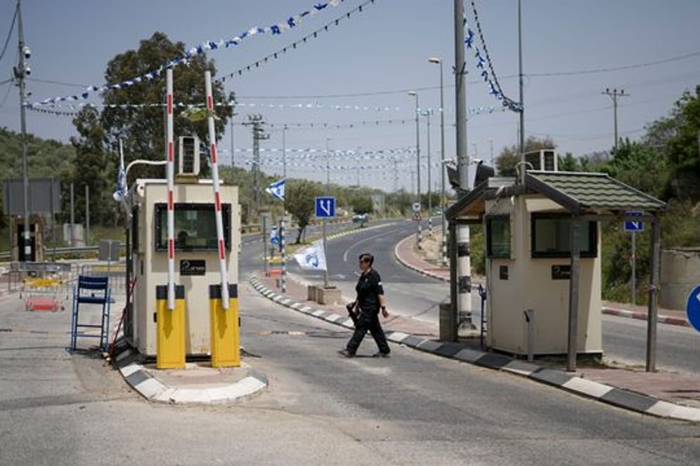 Israelisches Wachpersonal sichert den Eingang zur jüdischen Siedlung Ariel im Westjordanland.