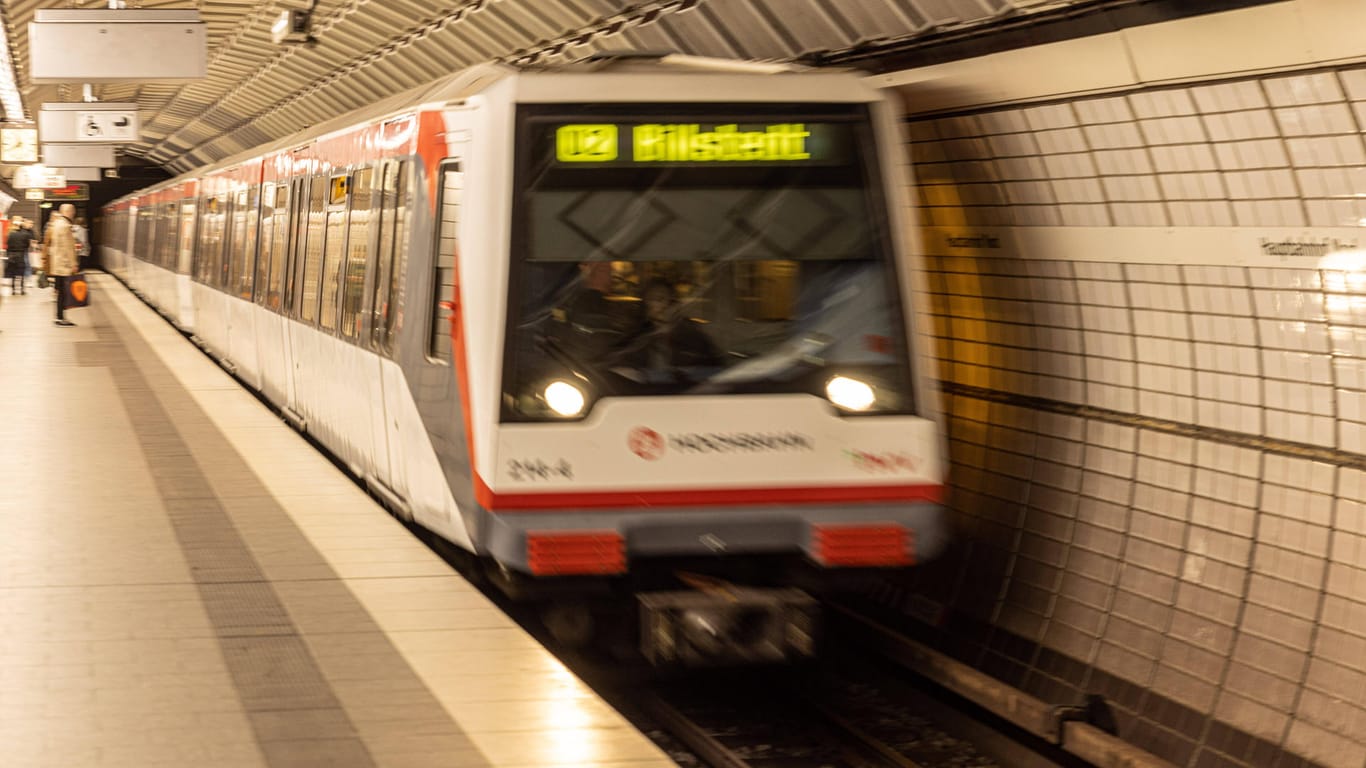 U-Bahn-Zug in Hamburg (Symbolbild): Bundespolizisten bargen den Verletzten.